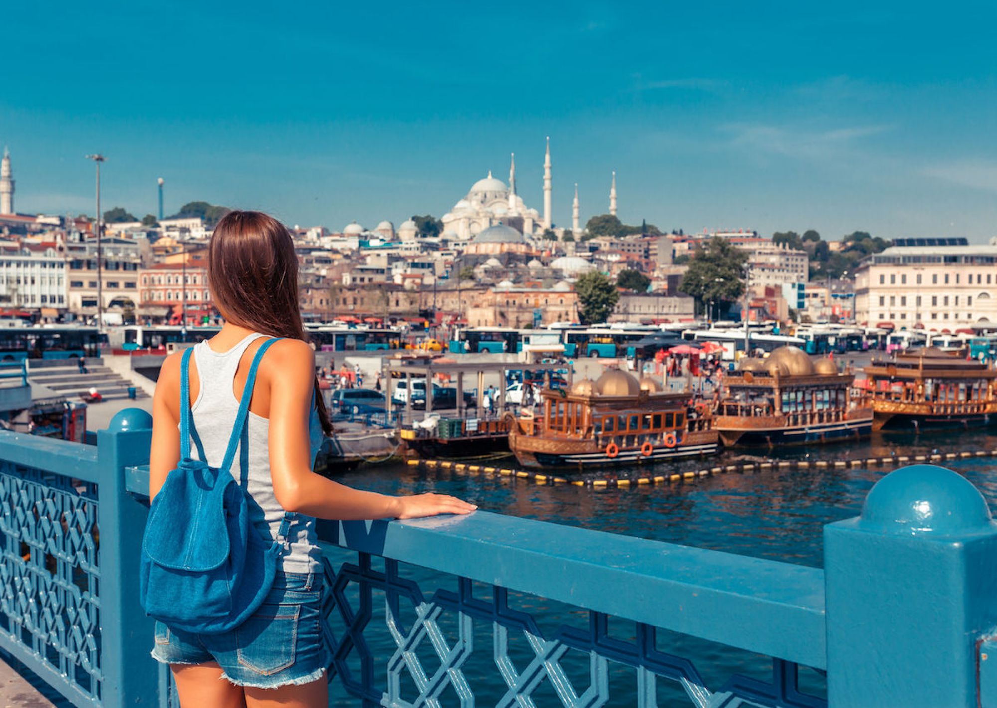 Омск стамбул. Стамбул Галатский мост панорама. Красивая девушка в Стамбуле. Девушка на фоне Стамбула. Фотосессия в Стамбуле.